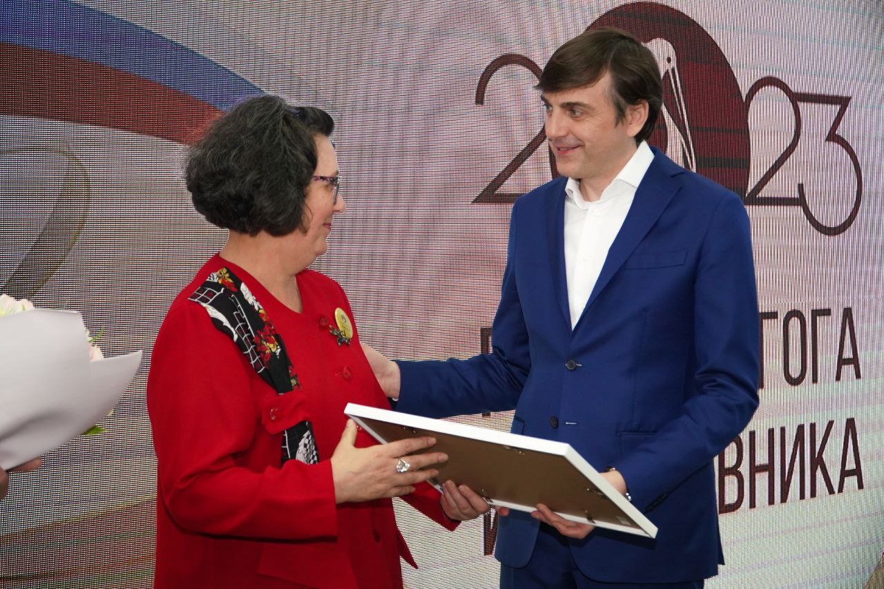 Министр просвещения вручил ведомственные награды учителям Ставропольского края