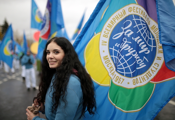 XIX Всемирный фестиваль молодежи и студентов открыл парад-карнавал в Москве