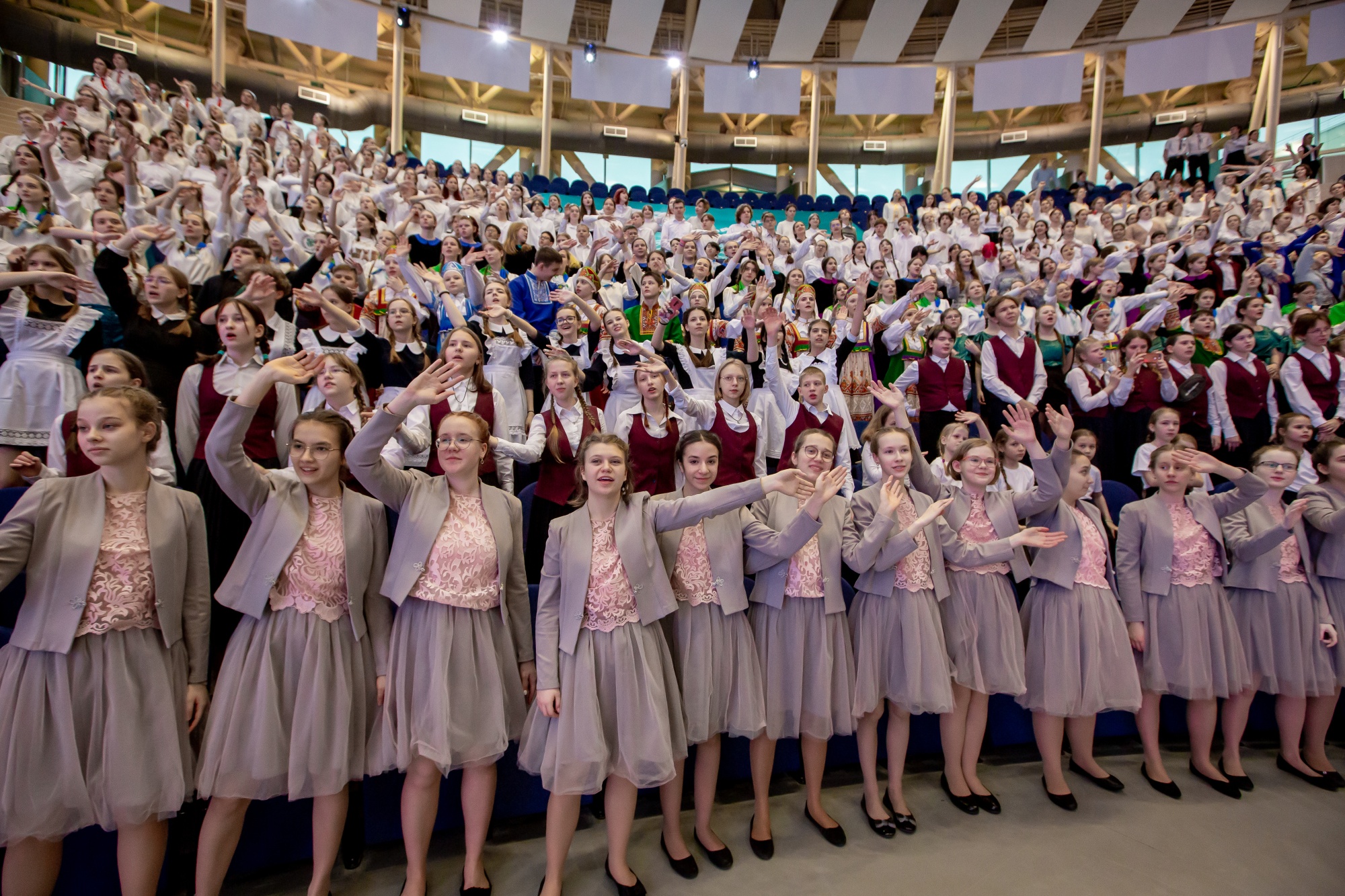 В «Орленке» 1000 финалистов Всероссийского конкурса хоровых и вокальных коллективов поздравили своих мам с праздником 8 Марта песней